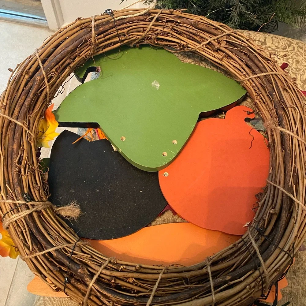 Fall/HALLOWEEN THEMED GRAPEVINE WREATH